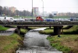 Ciężarówki nie pojadą po mostach na ul. Mełgiewskiej. Przeprawy się rozpadają 