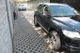 Założył fałszywe tablice, bo nie mógł zarejestrować pojazdu i pożyczył auto. Kolega doprowadził do stłuczki na parkingu!