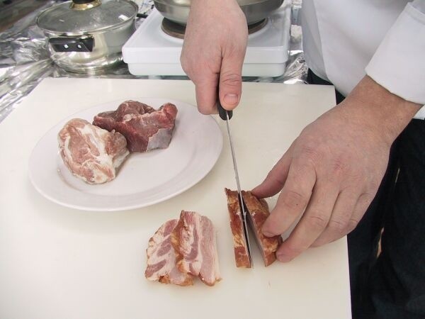 Trzy rodzaje mięsa pokroić w kostkę i przesmażyć na patelni...