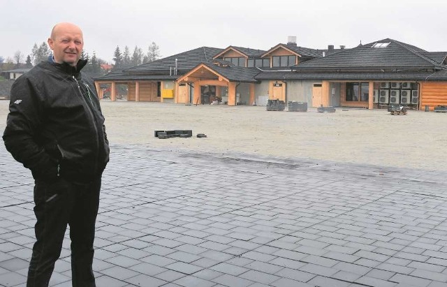 Janusz Chowaniec pokazuje nowy plac targowy, który powstaje przy oczyszczalni ścieków