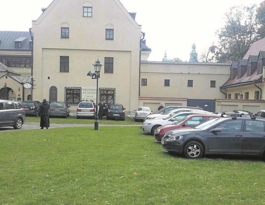 „Parking u franciszkanów” w poniedziałek przed kościołem