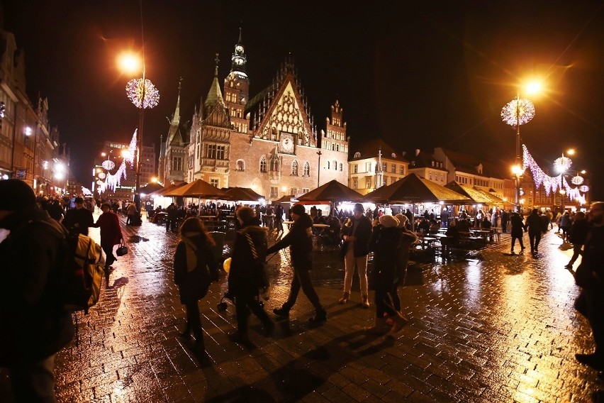 Sylwester 2017 na wrocławskim Rynku. Tak wrocławianie przywitali Nowy Rok [MNÓSTWO ZDJĘĆ]