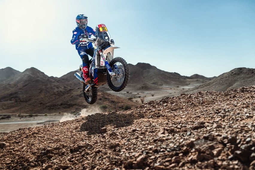 Motocyklista Orlen Team Maciej Giemza zaprezentował piękną postawę fair play na pierwszym etapie 46. Rajdu Dakar w Arabii Saudyjskiej
