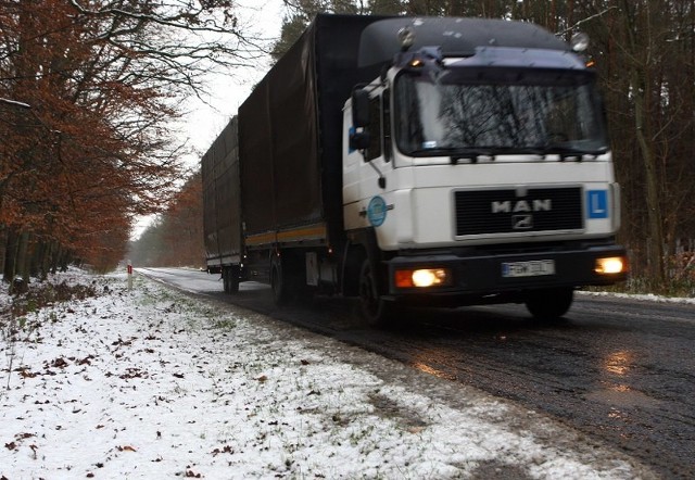 Drogi w województwie zachodniopomorskim mimo opadów śniegu są raczej czarne