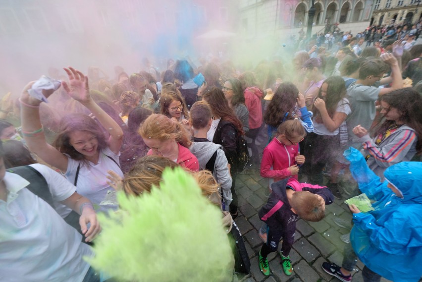 Kolorowy flash mob na Starym Rynku