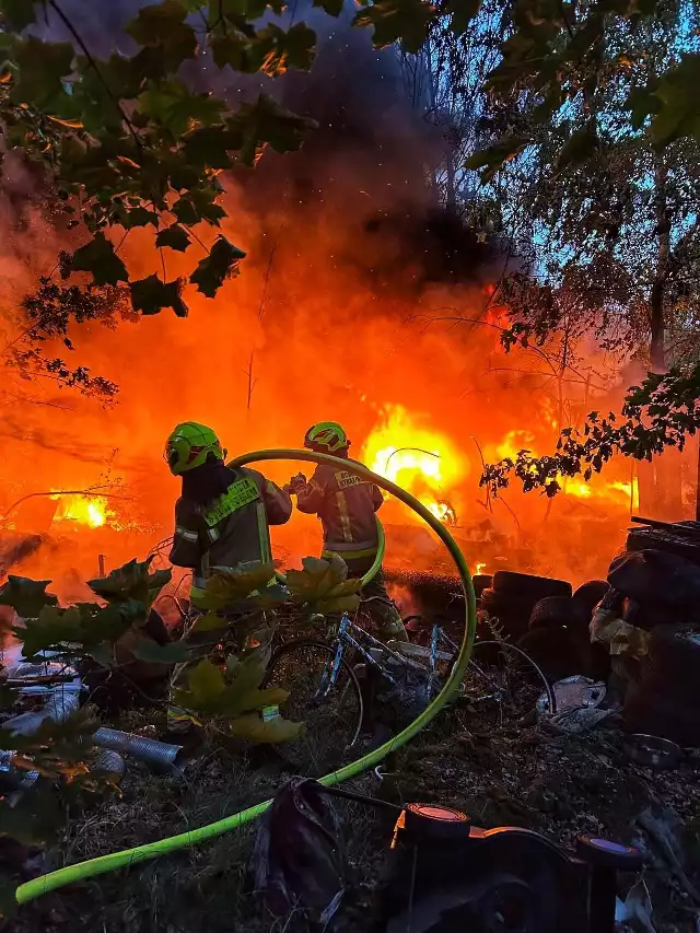 Pożar wybuchł na złomowisku w miejscowości Łąki (gm. Milicz). Dym widać było z dużej odległości. Płoną opony i tapicerki.