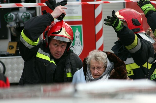 Strażacy ewakuowali mieszkańców budynku.