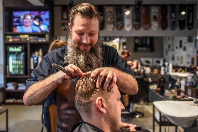 Poznań chce kształcić barberów. Fryzjer męski wraca do szkół. Będą strzyc i golić brody - zawodowo
