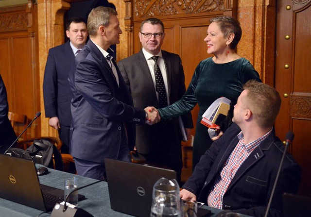 Podczas sesji władze miasta przekonały radnych, by zgodzili się na budowę drogi do terenu obok obowodnicy. Ma tam powstać fabryka, a inwestor dorzuci się do budowy ulicy z oświetleniem. Zamiast 3 mln zł, z budżetu wydane zostanie tylko 2,1 mln