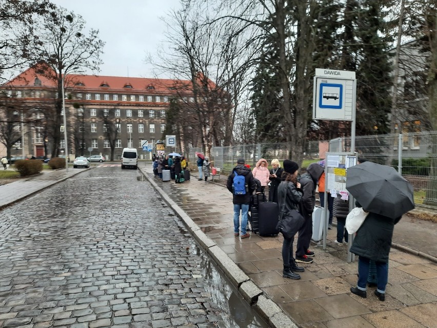 Nowe znaki zablokowały wjazd autobusów na przystanek....