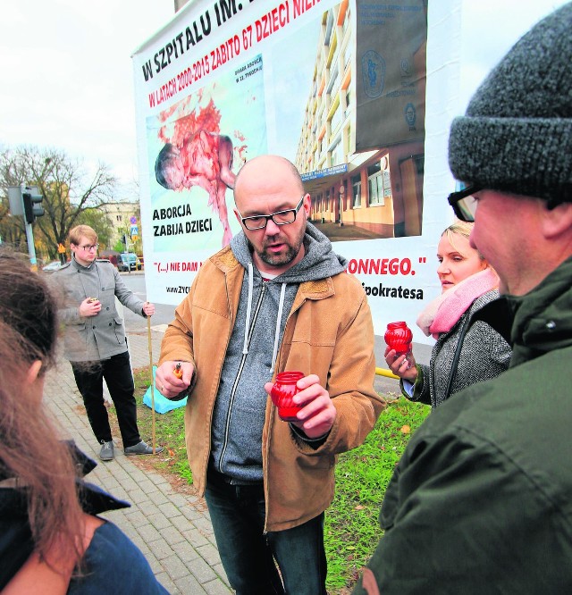 Roland Garwoliński przed szpitalem na Bielanach w Toruniu. Przeciwnicy drastycznych akcji szykują pozew zbiorowy.