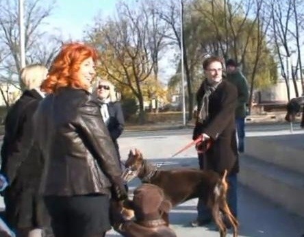 Konrad Łęcki uczestniczy w marszu ze swoim psem Kostkiem 