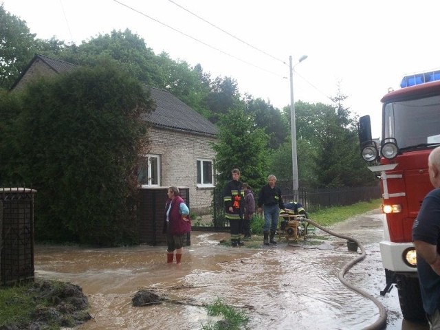           Po intensywnych opadach deszczu podtopione zostały dwie posesje w Wąchocku.