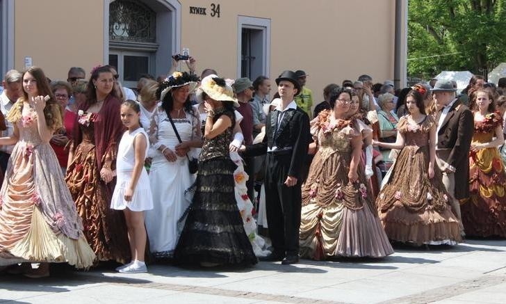 Krzeszowice. Majówka hrabiny Zofii przyciągnęła do wspólnej zabawy tłumy mieszkańców i gości [ZDJĘCIA, FILM]