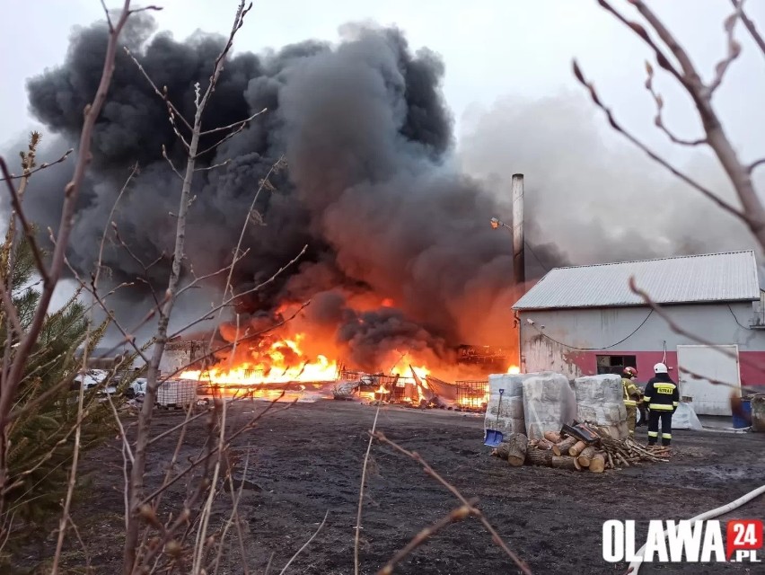 Ogromny pożar w fabryce świec w Bystrzycy. Ogień i dym było widać z daleka [ZDJĘCIA]