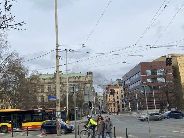 W niedzielę (18 lutego) we Wrocławiu doszło do pożaru. Nieopodal rynku, w ścisłym centrum spłonęły kontenery w wiacie śmietnikowej. Dym było widać, a smród czuć na ulicy Sądowej i Świętego Antoniego.