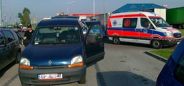 Makabra na parkingu przed Karolinką w Opolu. Znaleziono rozkładające się zwłoki w zaparkowanym aucie  