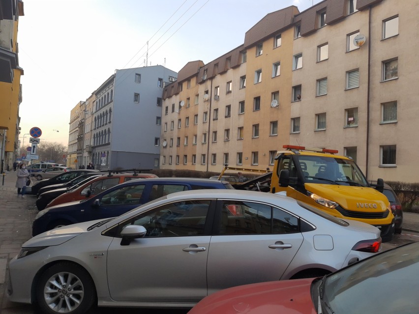 Mieszkańcy centrum w szoku. Nielegalny zakaz zatrzymywania i laweta na koszt kierowców