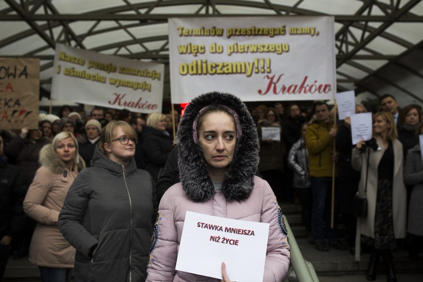 Pracownicy administracji sądów protestowali przed Sądem Okręgowym w Krakowie