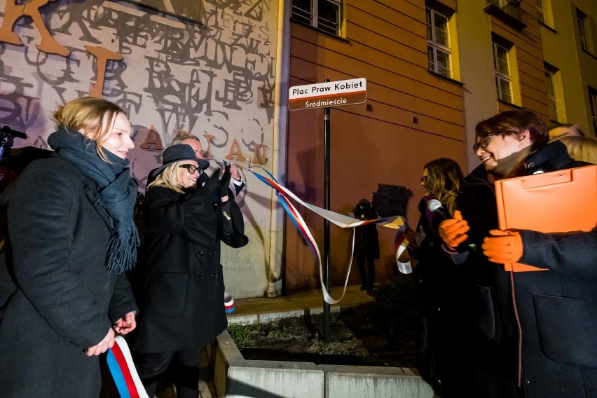 Plac Praw Kobiet mieści się przed budynkiem BCF Drukarnia w...