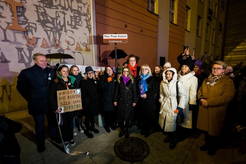 Plac Praw Kobiet mieści się przed budynkiem BCF Drukarnia w...