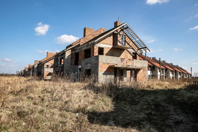 Większość osób, które realizowały budowę swojego domu w ubiegłym roku, wydała na ten cel więcej, niż początkowo zakładała. Najczęściej wyższe okazywały się właśnie koszty robocizny. W aż 58% przypadków to ona pochłonęła dodatkowy budżet. Okazuje się, że do wykonania dopłaciło aż 34% spośród wszystkich budujących dom w 2020 roku.