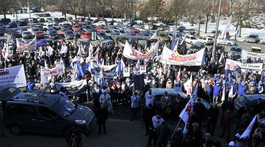 Gdańsk: Protest związkowców z &quot;Solidarności&quot; przed Urzędem Wojewódzkim [ZDJĘCIA]