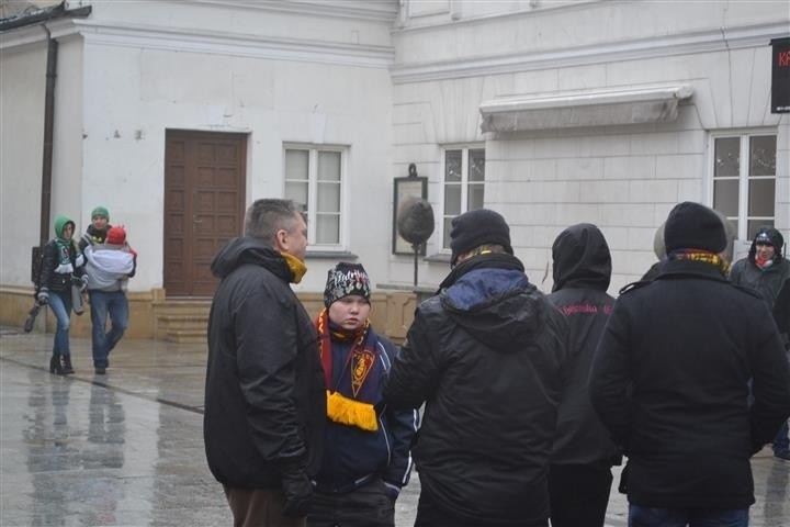 Częstochowa: Piłkarscy kibice opanowali jasnogórski szczyt. To już ich siódma pielgrzymka [ZDJĘCIA]