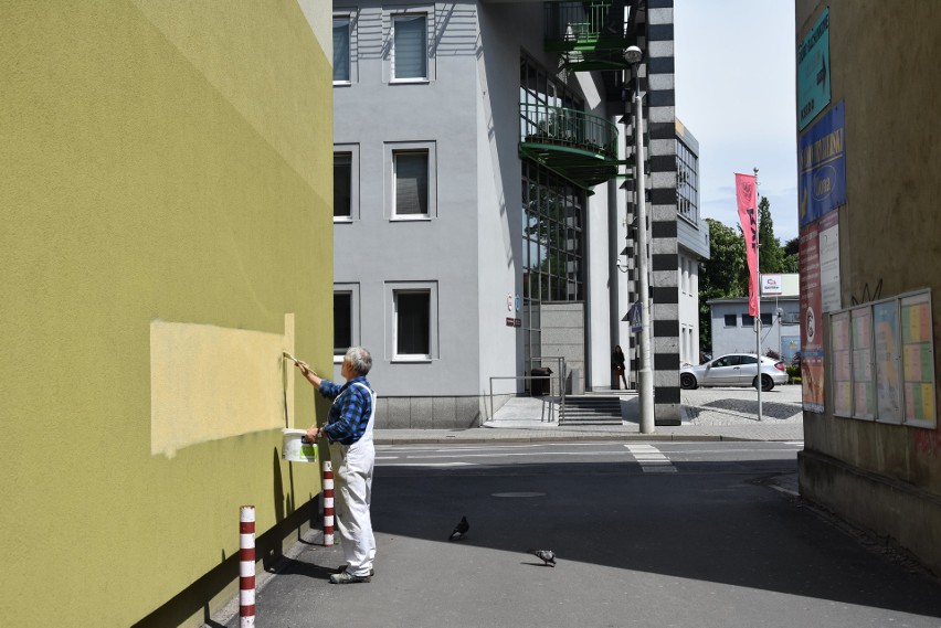 Zamalowali antysemicki napis na bloku obok Urzędu w Rybniku....