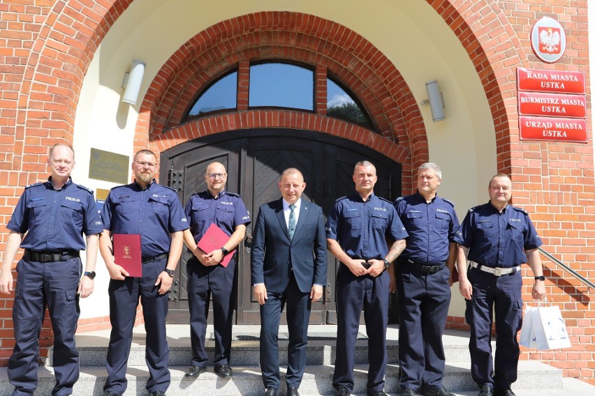 Burmistrz Ustki Jacek Maniszewski wyróżnił policjantów z...