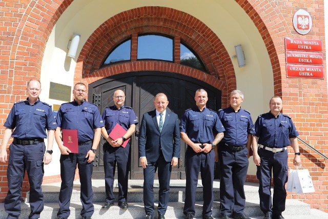 Burmistrz Ustki Jacek Maniszewski wyróżnił policjantów z Komisariatu Policji w Ustce