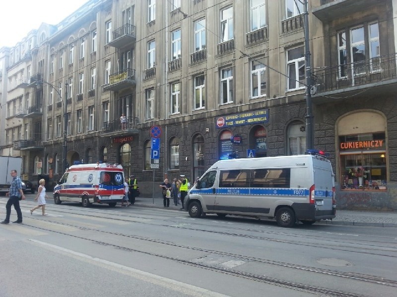 Rannym mężczyzną zaopiekowali się ratownicy pogotowia.