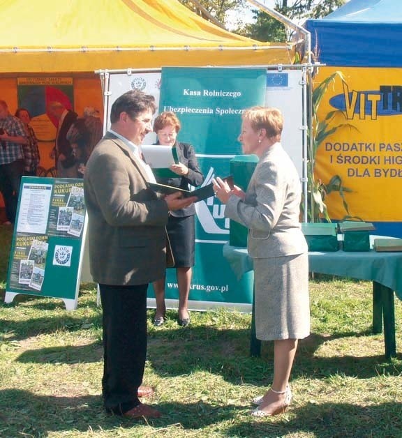 Barbara Sołomiewicz, dyrektor OR KRUS w Białymstoku wręcza...