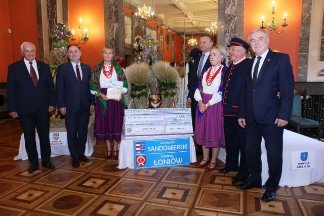 Wieniec wykonany przez artystki z Koła Gospodyń Wiejskich “Łoniowianki” z gminy Łoniów w powiecie sandomierskim został uhonorowany główną nagrodą w konkursie na świętokrzyski wieniec dożynkowy.