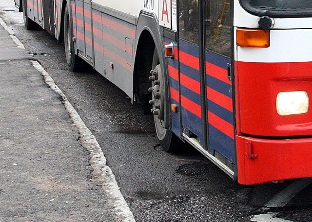 W Podjuchach autobus linii 85 wpadł do dziury