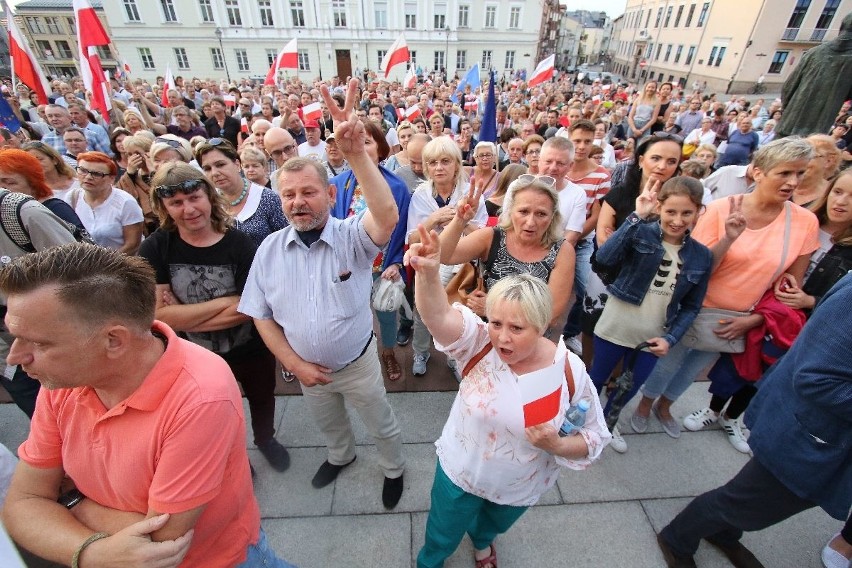 Wielka manifestacja w centrum Kielc „Wolne Sądy” z tysiącami uczestników  