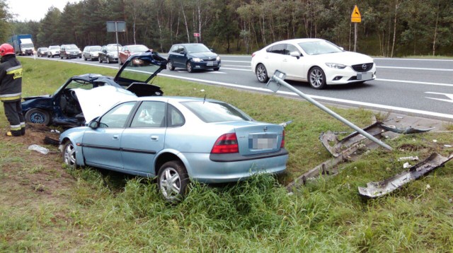 Tragicznie rozpoczął się weekend na drogach w regionie. W okolicach Solca Kujawskiego na krajowej "dziesiątce" zderzyły się dwa samochody osobowe: renault megan i opel vectra. Niestety jedna osoba poniosła śmierć na miejscu. Cztery osoby zostały zabrane do szpitala, w tym dwójka dzieci w wieku 2 i 4 lat.Jak powiedział nam oficer dyżurny Komendy Miejskiej Państwowej Straży Pożarnej w Bydgoszczy zginął kierowca renault. Na miejscu pracują wozy bojowe z Bydgoszczy wraz ze jednostką OSP z Solca Kujawskiego.Ranne zostały cztery osoby, trzy (w tym dwoje dzieci) z opla i jedna z renault. - Około godziny 13.00 zostaliśmy powiadomieni o wypadku, do którego doszło na drodze w miejscowości Chrośna pod Solcem Kujawskim. Mimo podjętej reanimacji zmarł kierowca renault, a pasażer tego pojazdu został przewieziony do szpitala - poinformował nas podkomisarz Przemysław Słomski z zespołu prasowego Komendy Wojewódzkiej Policji w Bydgoszczy.Na miejscu wprowadzony jest ruch wahadłowy. KOMUNIKA POLICJI: Tragiczny wypadek na drodze krajowejPolicjanci pod nadzorem prokuratora wyjaśniają dokładne przyczyny i okoliczności tragicznego w skutkach wypadku drogowego. Zdarzenie miało miejsce na DK 10. W wyniku zderzenia dwóch pojazdów zginął mężczyzna.  Dzisiaj (08.09.2017) około godziny 13:00 dyżurny bydgoskiej policji otrzymał informację o wypadku drogowym na DK 10 na wysokości miejscowości Chrośno. Na miejsce zostali skierowani policjanci ruchu drogowego. W zdarzeniu brały udział dwa pojazdy marki Renault Megan oraz Opel Vectra.Niestety w wyniku zderzenia kierujący renault, mimo podjętej reanimacji, zmarł. Pasażer został przewieziony do szpitala. Natomiast w oplu jechały cztery osoby, z których trzy (kobieta i dwójka dzieci) zostali przewiezieni do szpitala na badania. Teraz policjanci pod nadzorem prokuratora wyjaśniają dokładne przyczyny i okoliczności tego tragicznego zdarzenia. Droga jest już przejezdna.Info z Polski - 7 września 2017 roku.