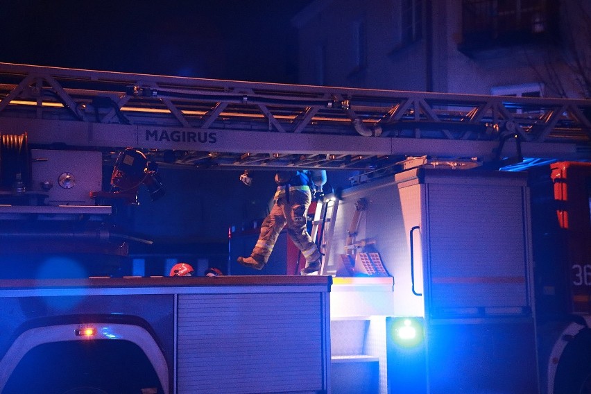 Nocny pożar na Bojańczyka we Włocławku. 12 osób ewakuowanych - mamy zdjęcia z akcji