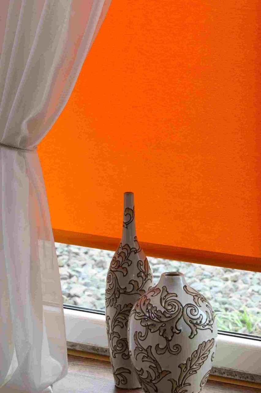 Roleta okienna w kolorze pomarańczowym...