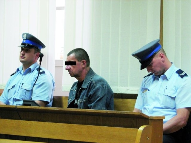 Oskarżony o zabójstwo ze szczególnym okrucieństwem byłej konkubiny 54-letni Gabriel S. stanął wczoraj przed Sądem Okręgowym w Łomży. Grozi mu najwyższa z kar - dożywotniego więzienia.