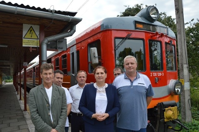 Iwona Mularczyk (w środku) nie godzi się na likwidację pociągu, który łączy centrum Nowego Sącza z os. Helena. Zapowiada, że jako prezydent, będzie walczyć o utrzymanie tego połączenia