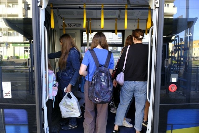 "Nowości" przetestowały linię na Jar kilka razy, m. in. 5 września, w pierwszym dniu regularnej nauki w szkołach. Zgodnie z przewidywaniami po godzinie 7 w tramwajach dominowała młodzież