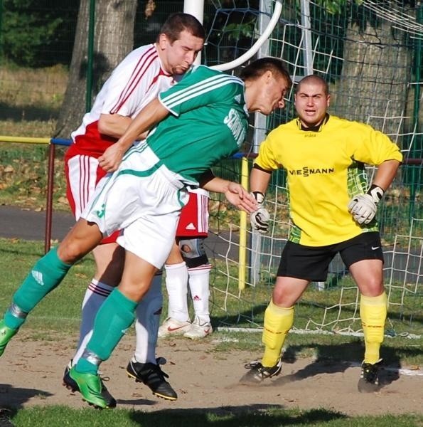 Przemysław Karabin (w środku) uprzedził Krystiana Hamulskiego.