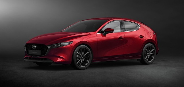 Mazda 3 Gama silnikowa to benzynowe jednostki Skyactiv-G o pojemnościach 1,5 i 2,0 l, diesla 1.8 Skyactiv-D oraz po raz pierwszy w seryjnie produkowanym modelu motor Skyactiv-X SPCCI (Spark Plug Controlled Compression Ignition), który łączy w sobie zalety diesla i benzyniaka.Fot. Mazda