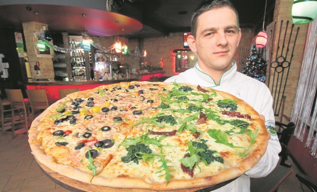 Mocnym punktem Rabarbaru jest pizza, którą można zamówić nie tylko w sylwestra. Pizzę włoską prezentuje kucharz Daniel.