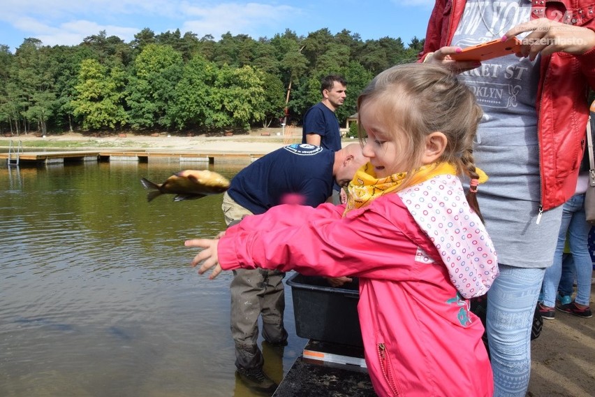 Pół tysiąca dzieci zarybiało jezioro Głębokie w Szczecinie [zdjęcia, wideo]