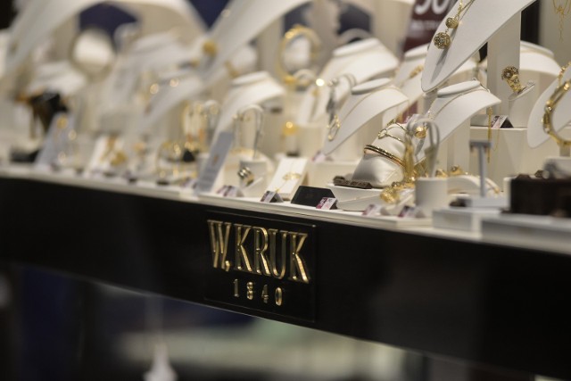 W połowie grudnia 2018 roku doszło do spotkania przedstawicieli marki biżuteryjnej W. Kruk z firmą Pica Pica, prowadzonej przez siostry z Poznania. Rozmowa toczyła się w obecności pełnomocników prawnych, jednak zarówno jedna, jak i druga strona nie chce odpuścić w sporze. Czy porozumienie między srokami będzie w ogóle możliwe?