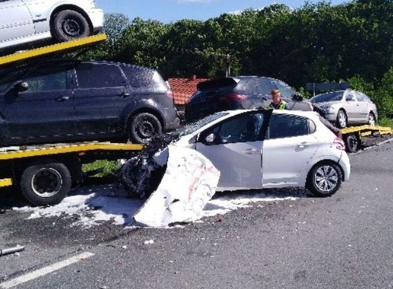 Wypadek w Rycicach. Droga krajowa nr 57 zablokowana. W wypadku brały udział trzy auta