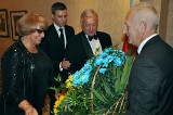 Wręczyli kosz żółto - niebieskich kwiatów ambasadorowi Ukrainy