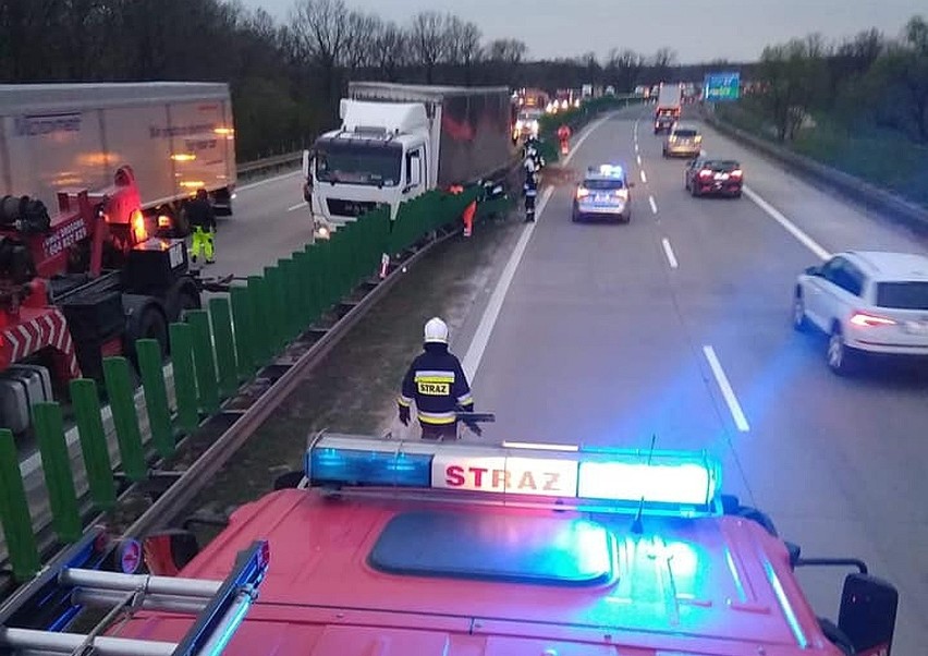 Wypadek na A4 pod Wrocławiem. Tir wbił się w bariery (ZDJĘCIA)